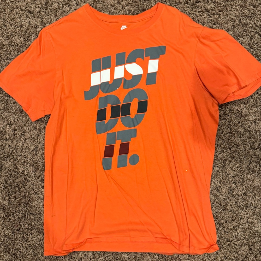 Mens size Large• Nike T-Shirt